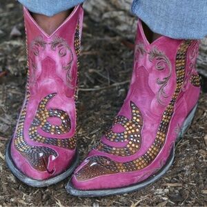 EUC Old Gringo Pink Heeled Boots with studded snake design Size 10